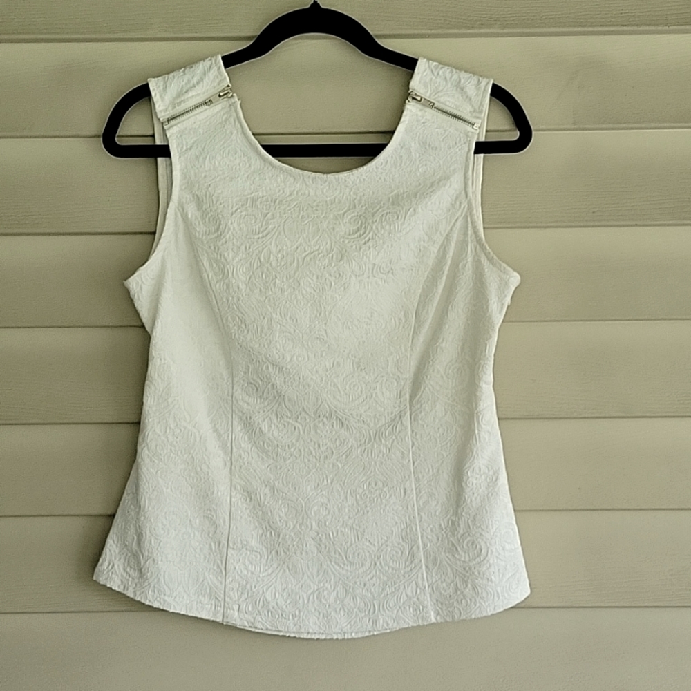 SANS SOUCI TANK WHITE LACE DESIGN AND ZIPPER ACCENTS ON SHOULDERS SIZE LARGE